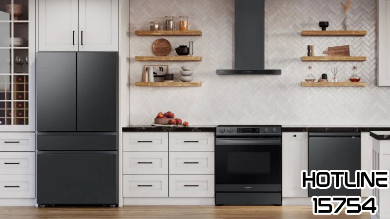 فني صيانة يعمل على ثلاجة ناشيونال